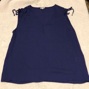 V-neck sleeveless shirt
